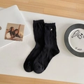 Chaussettes noires chic avec bordures à volants et boucle fleurie argentée - Cercles Noirs