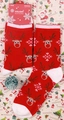 Vue détaillée de chaussettes de Noël rouges avec motifs de renne et flocons de neige - 37-43 / Trois Têtes de Cerf