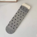 Chaussettes mi-mollet gris clair à pois noirs style ballerine sur carton blanc - Taille unique / Pois Gris