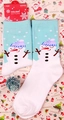 Détail de chaussettes de Noël à motif bonhomme de neige avec étiquette Holiday Editions - 37-43 / Père Noël des Neiges