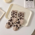 Dames sokken van beige koraalvlies met luipaardprint en zachte pluche wintertextuur - Eén maat / Khaki