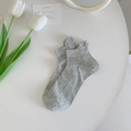 Grijze geribde enkelsokken met roze borduursel op minimalistische witte achtergrond - Eén maat / Geribbelde rand / Lichtgrijs