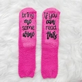 Pluizige roze koraalvlies sokken met tekst If you can read this bring me some wine - Eén maat / Rozerood