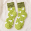 Chaussettes en polaire corail vert herbe avec motifs de cœurs blancs et poignets foncés - Taille unique / Vert