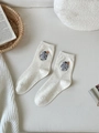 Simpatici calzini di cotone bianco sporco con pois colorati e toppa mostro pelosa - Taglia unica / Stile Mostro Grigio (5)