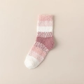 Chaussettes en polaire corail à rayures roses et blanches, texture pelucheuse - Rose