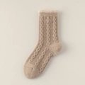 Gemütliche beige Damen-Zopfstricksocken mit flauschigem weißem Kunstfellbesatz für den Winter - Gedreht