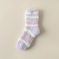 Flauschige Bettsocken aus Korallenfleece mit lila und rosa Streifen für den Winter - Einheitsgröße / Helllila