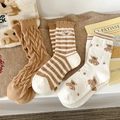 Set di calze invernali in pile corallo con ricamo a forma di orso e motivi a righe - Taglia unica / Set Giallo Zenzero