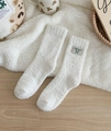 Pluche gebroken witte koraalfleece sokken met groene berenpatch voor thuisgebruik - Eén maat / Wit