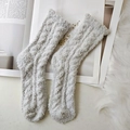 Calze spesse grigio chiaro in pile corallo con trecce per il calore e il sonno invernale - Taglia unica / Grigio
