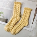 Calze invernali spesse in pile corallo giallo con trama a trecce per il comfort domestico - Taglia unica / Giallo