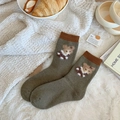 Chaussettes en laine vert olive avec motif ours en peluche marron, ambiance cosy - Taille 34-41 / Vert
