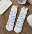 Schattige witte koraalfleece wintersokken met blauwe berenborduur voor warm comfort - Eén maat / Witte Hond