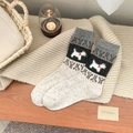 Chaussettes tricotées en beige chiné avec motif de chien noir et bordure géométrique - Taille unique / Blanc