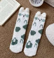 Chaussettes blanches en polaire corail à pois verts et détails d'oreilles d'animaux - Taille unique / Ours Vert