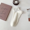 Calcetines blancos minimalistas con puños acanalados sobre fondo estético - Talla única / Blanco