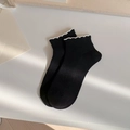 Calzini neri in fibra di bambù con bordo bianco a volant e texture a costine - Taglia unica / Nero
