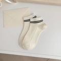 Bambusfaser Sneaker Socken in Creme mit zwei schwarzen Streifen und Rippenstruktur - Einheitsgröße / Cremeweiß