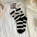 Chaussettes épaisses en peluche à rayures noires et blanches avec broderie ours - Taille unique / Rayé Noir Blanc Chiot