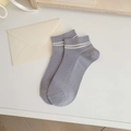 Graue Bambusfaser Kurzsocken für Damen mit zwei weißen Streifen im minimalistischen Stil - Einheitsgröße / Grau