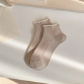 Socquettes en fibre de bambou kaki à rayures verticales et bords à volants blancs - Taille unique / Khaki