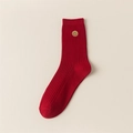 Calze classiche rosso intenso con ricamo smile giallo e texture a coste verticali - Stile Ricamo Sorriso