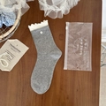 Calcetines grises con ribete de encaje blanco y detalle de corazón en relieve - Talla única / gris oscuro