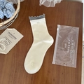 Chaussettes mi-hautes crème avec bordure à volants gris foncé et design ondulé - Taille unique / Blanc Lait