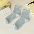 Calcetines de punto azul claro con borde de volantes y calados en estilo minimalista - Talla única / Azul