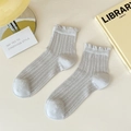 Chaussettes résille gris clair respirantes avec bords volantés et tricot ajouré - Taille unique / Gris