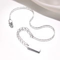 Dettaglio del bracciale a catena in acciaio argento con targhetta e chiusura a moschettone - Color Acciaio