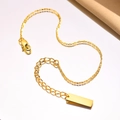Dettaglio catena a maglie quadrate in acciaio inossidabile dorato con ciondolo e chiusura - Oro