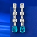 Détail de boucles d'oreilles en argent S925 avec pierres blanches et gemme bleue de type Paraiba - Argent 925 / Bleu Cyan