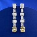 Dettaglio di orecchini pendenti in argento S925 con pietre gialle taglio cushion - Argento 925 / Giallo