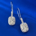 Makroaufnahme von gelben Carbon-Diamantohrringen mit Kissenschliff und Silber-Halo - 925er Silber / Weiß