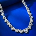 Dettaglio della collana a cuore in argento con zirconi con taglio a pera incastonati - 40CM