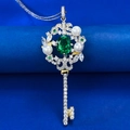 Elegante ciondolo a chiave con smeraldo, perle bianche e foglie d'oro su espositore blu - Argento 925 / Stile Pietra Verde (N304)