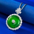 Makroaufnahme von smaragdgrünem Anhänger mit funkelnden Diamant-Blütenakzenten - 925er Silber / Chalcedon Grün Sicherheitsverschluss