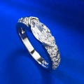 Bague en argent S925 avec pierre rose taille marquise sur un tissu en soie bleue - US 5 / Zircone Blanche
