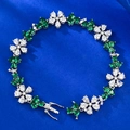 Détail du bracelet en argent S925 avec fleurs et feuilles vertes sur tissu bleu - Argent 925 / Strass Vert (16cm)
