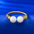 Nahaufnahme eines goldenen Kordelrings mit zwei weißen Perlen und Zirkonia-Details - Einstellbar Offen / Gold