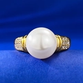Elegante anillo de perla de 10mm con banda dorada geométrica y brillantes laterales - US 5 / Dorado
