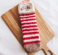 Détails de la texture des chaussettes en polaire corail à rayures rouges avec oreilles 3D - Taille unique / Chien Rayé Rouge