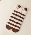 Détail de chaussettes en polaire corail avec oreilles de chien 3D et broderie - Taille unique / Rayures café