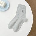 Hellgraue Crew-Socken mit blauen Punkten, Schleifenmustern und Schnauzer-Stickerei - Einheitsgröße / Hellgrau