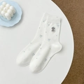Weiße Socken mit hellblauen Punkten und süßer grauer Welpenbestickung für Damen - Einheitsgröße / Weiß