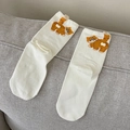 Weiße Baumwollsocken mit Cartoon-Katzenmotiv und weichem 3D Plüschball-Detail - Einheitsgröße / Weiß
