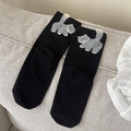 Lustige schwarze Socken aus Baumwolle mit süßer Katze und 3D-Plüschball-Detail - Einheitsgröße / Schwarz