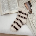 Detailopname van gestreepte koraalfleece sokken met zachte pluche textuur - Eén maat / Beige